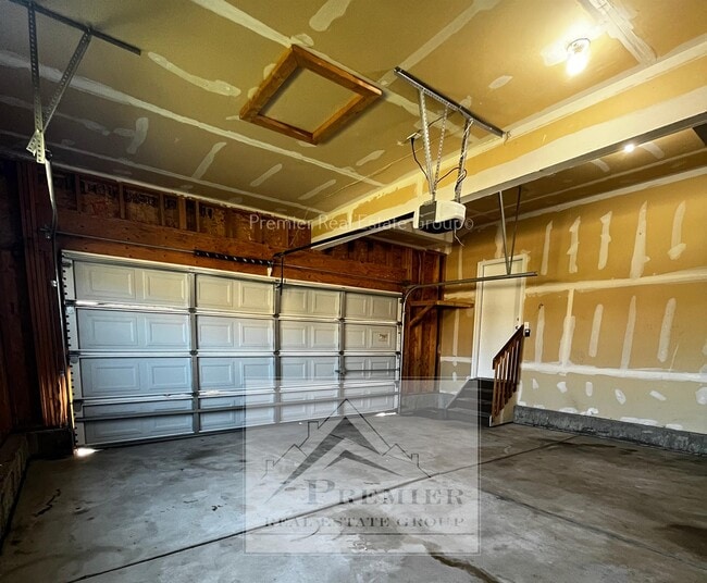 Building Photo - 8486 Meadowcrest Dr