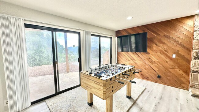 Building Photo - Beautiful Scenic Country Property with Vie...