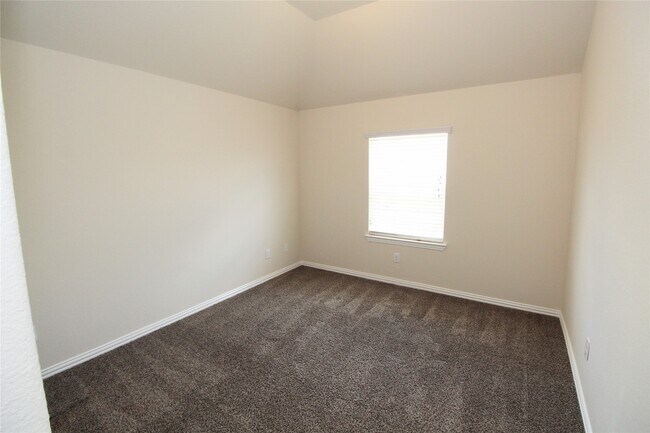 Building Photo - 627 Oak Cir Dr E