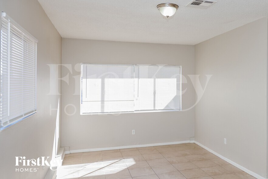 Building Photo - 5265 Saratoga Dr