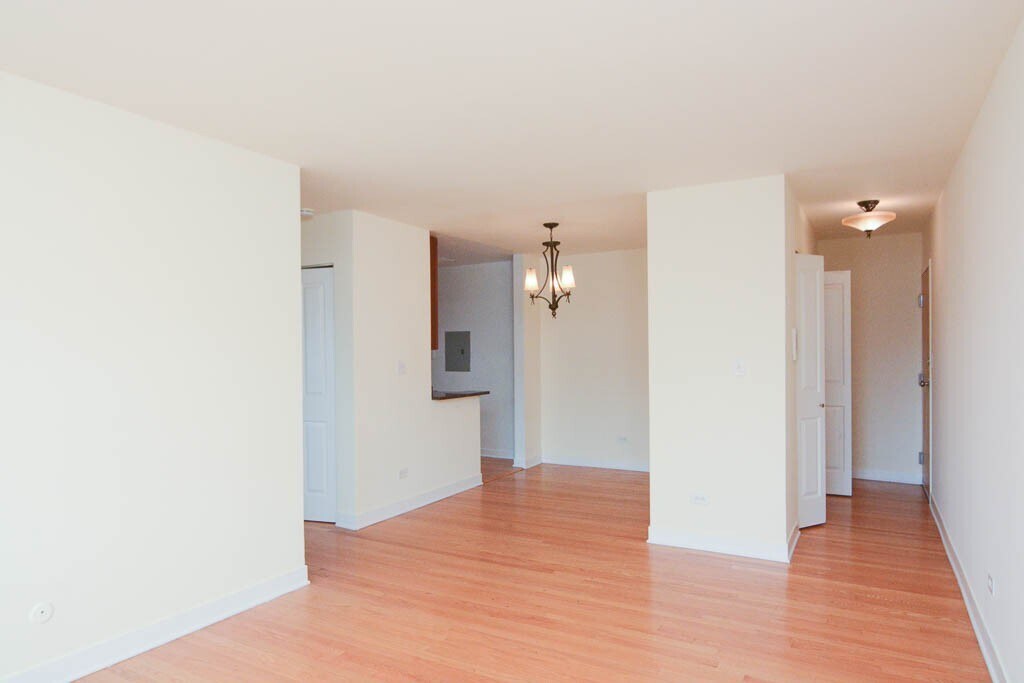 Building Photo - 628 W Wrightwood Ave