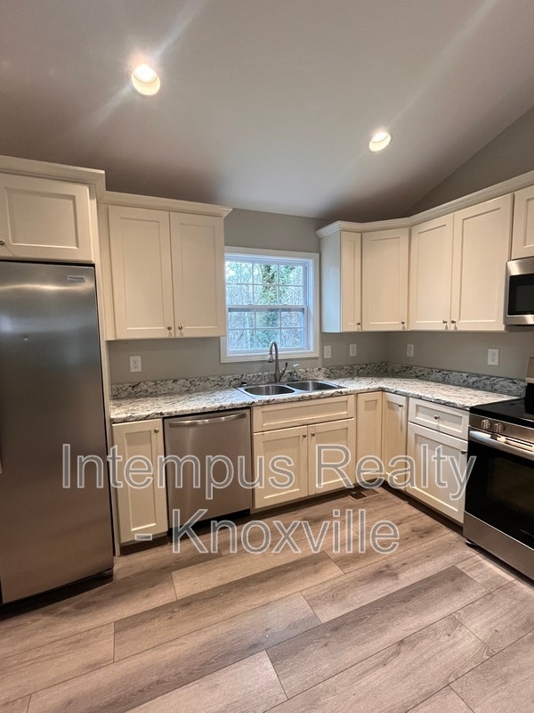 Building Photo - 355 W Outer Dr