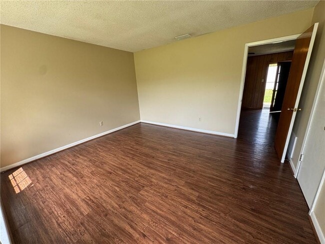 Building Photo - 24 Bethel Forest Dr S