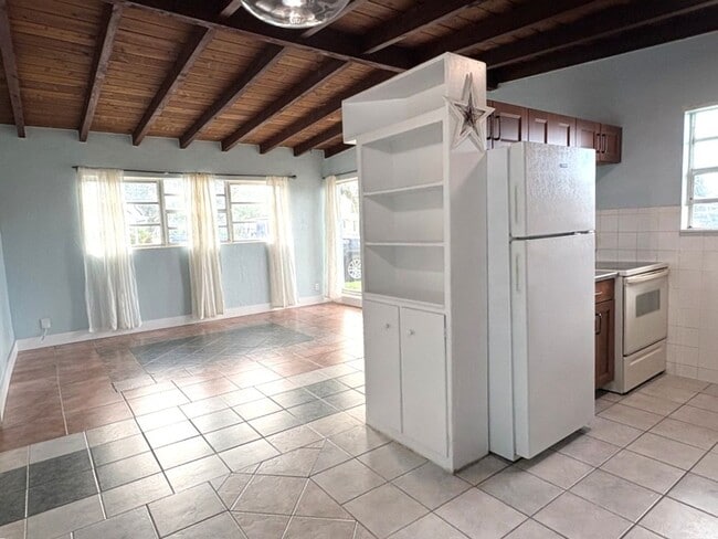 Building Photo - Beachside Bungalow in Ormond Beach!