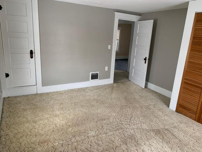 Building Photo - Gorgeous 4 bedroom 2 bath house with one s...