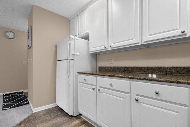 Building Photo - Beautifully Up0dated 1-bedroom, 1-bathroom...