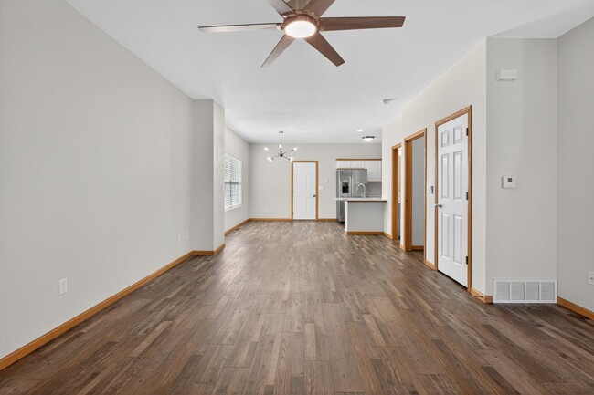 Building Photo - 3 Bedroom 3.5 bath