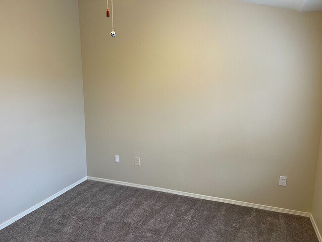 Building Photo - Extremely Gorgeous and Spacious 2 bedroom Condo
