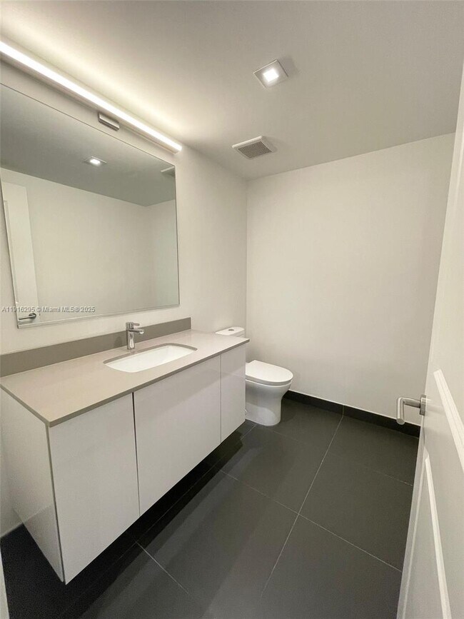 Building Photo - 1600 NE 1st Ave