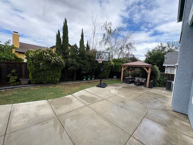 Building Photo - Beautiful 3 Bedroom 2.5 Bath Brentwood Home With SOLAR