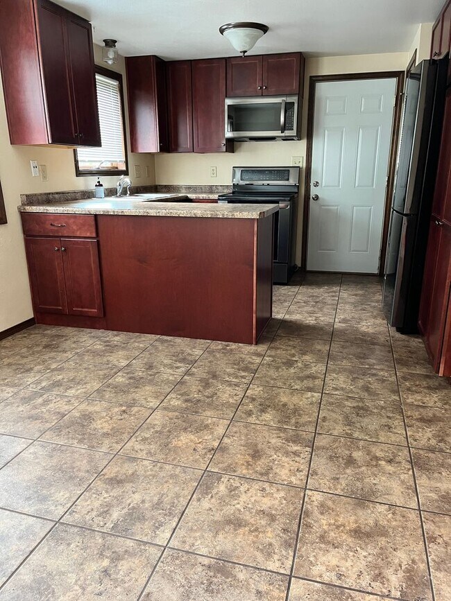 Building Photo - 2747-2749 Packerland Dr