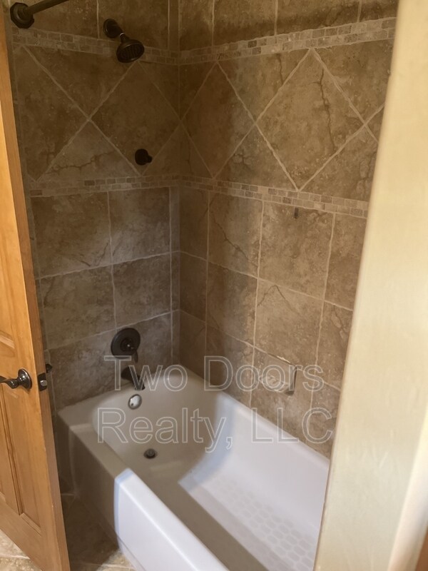 Building Photo - 13123 Red Oak Dr