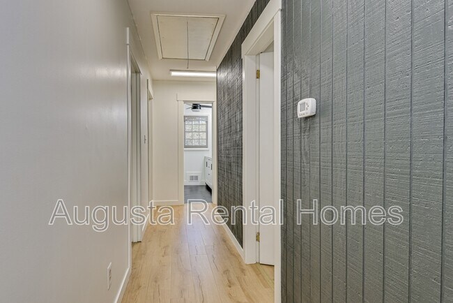 Building Photo - 3137 Edinburgh Dr