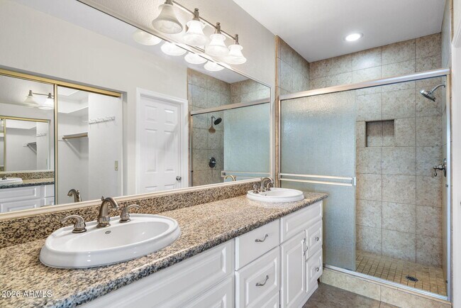 Building Photo - 8841 E Meadow Hill Dr