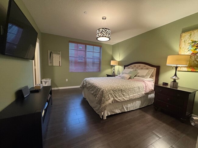 Building Photo - 1033 NE 17th Way