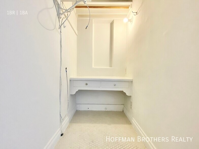 Building Photo - 800 N Las Palmas Ave