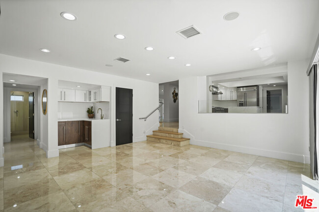 Building Photo - 16544 Park Ln Dr