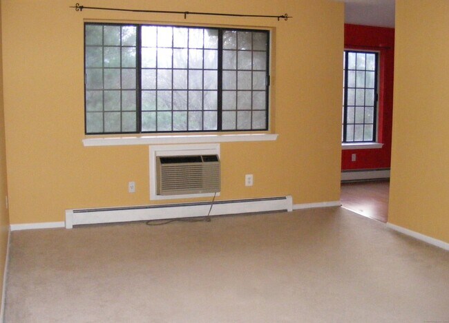 Building Photo - 8 Rollingwood Dr