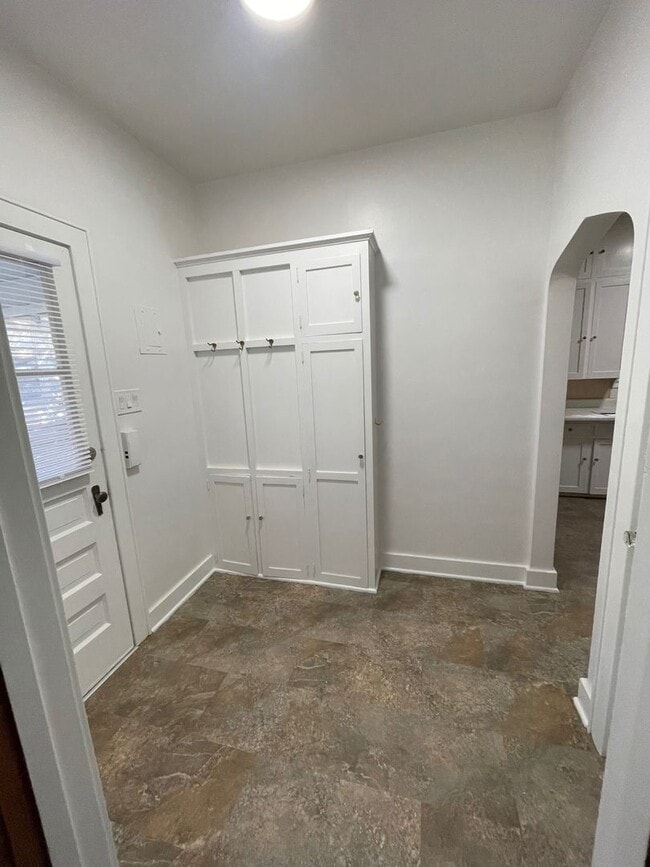 Building Photo - 3 Bedroom with garage and basement