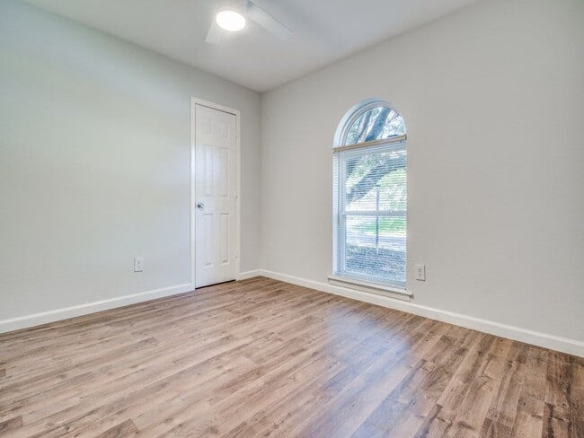 Building Photo - 313 NE Cindy Ln