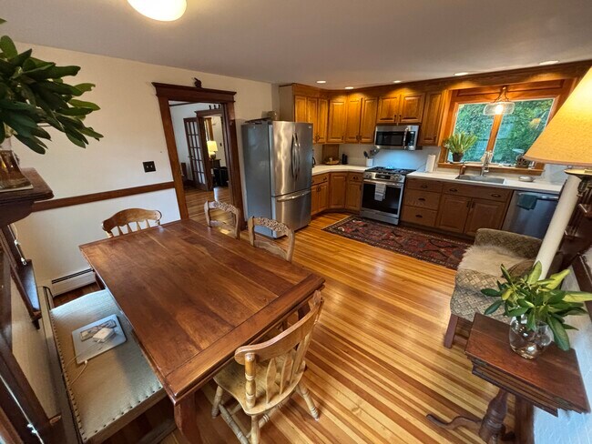 Eat-in kitchen - 35 Prospect St