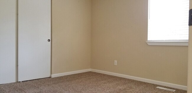 Building Photo - 4 bedroom plus den, living room and family room. North Thurston School Disctrict.