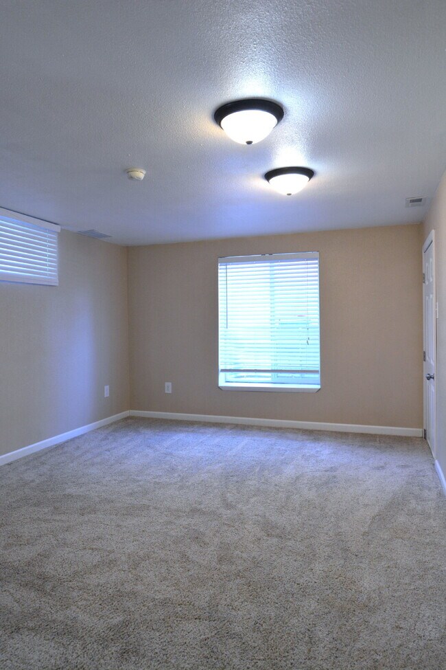 Building Photo - "Spacious 5-Bedroom 3 Bath in the Heart of...