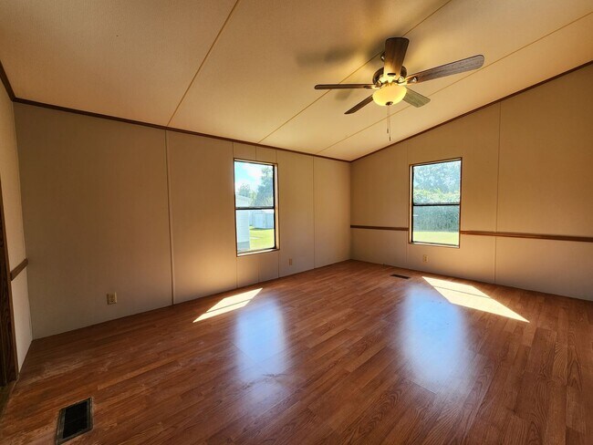 Building Photo - 2 Bedroom 2 Bathroom W/ Storage in family friendly neighborhood!