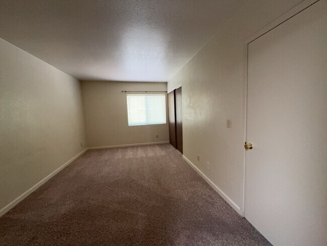 Building Photo - Spacious condo! Includes washer & dryer