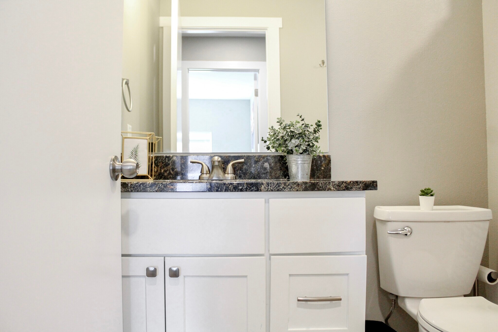 Building Photo - 1987 Palm Dr