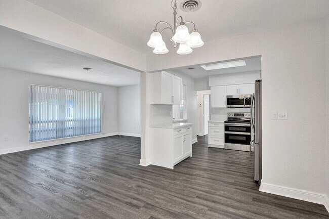 Building Photo - Beautiful 3 bedroom 2 bath Home in Miramar...