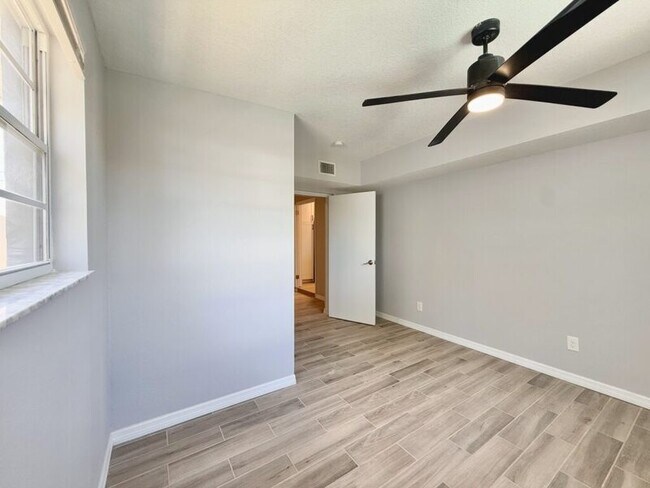Building Photo - 8718 Thornwood Ln