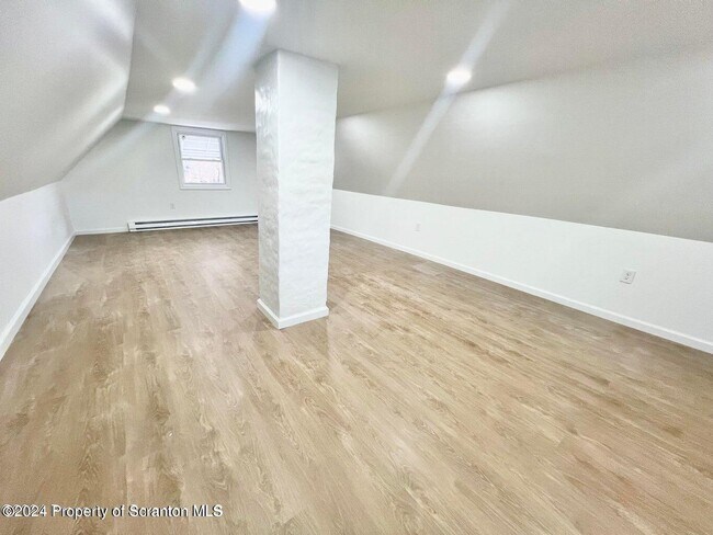 Building Photo - 1005 Luke Ave