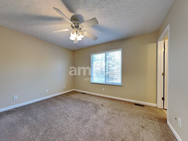 Building Photo - 2422 Hilliard Dr