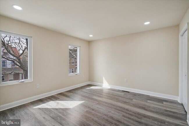 Building Photo - 451 King St