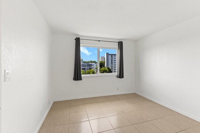 Building Photo - 2106 S Cypress Bend Dr