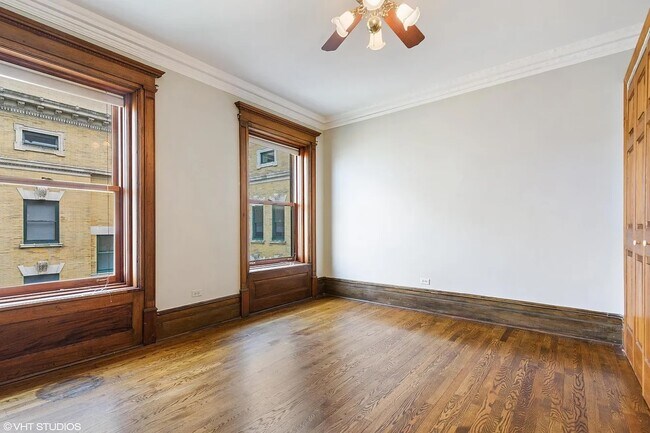 Building Photo - 559 W Surf St