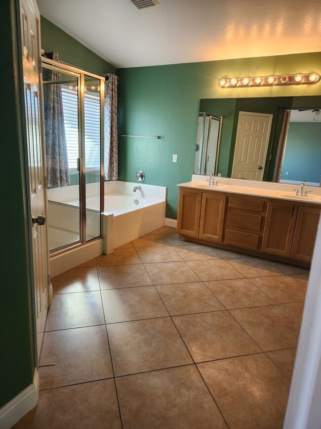 Building Photo - Rhodes Ranch 4 Bed Home | Guard-Gated Community | Trash & Sewer Included