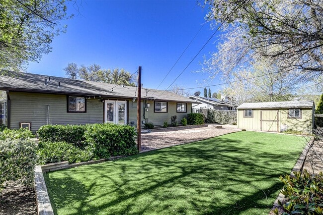 Building Photo - Newly Remodeled 3 Bed, 2 Bath Home with 1 ...