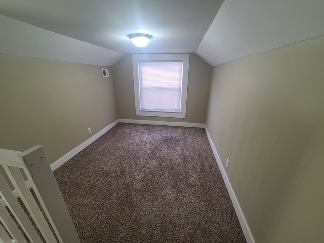 Building Photo - Extra clean and spacious home with a finis...
