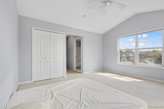 Building Photo - 1048 Lakepointe St