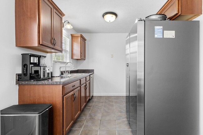Building Photo - 557 Oakmont Dr