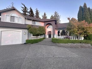 Building Photo - Elegant 4-bed, 4-bath