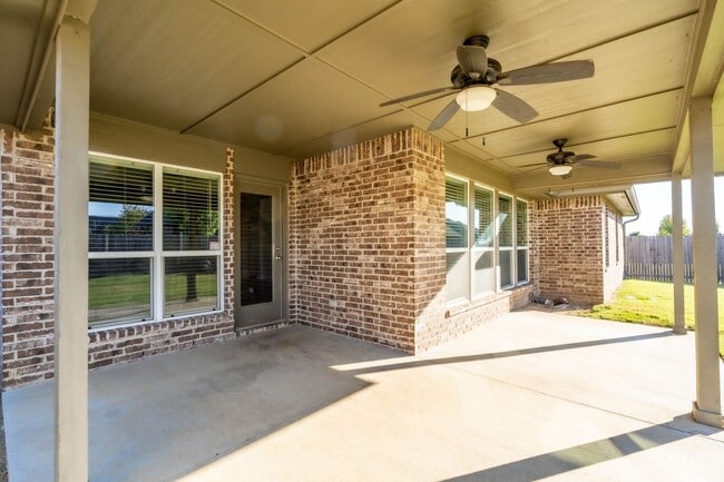 Building Photo - 3 Bed 2 Bath With Office in Tulsa