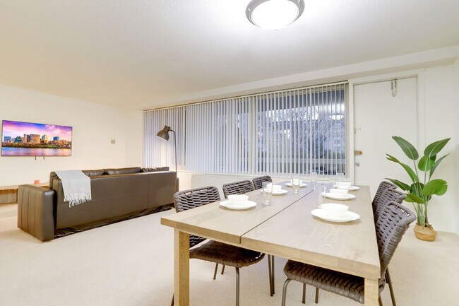 Building Photo - 1600 S Eads St