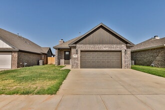 Building Photo - Charming 3-Bedroom Oasis with 2 Full Baths!