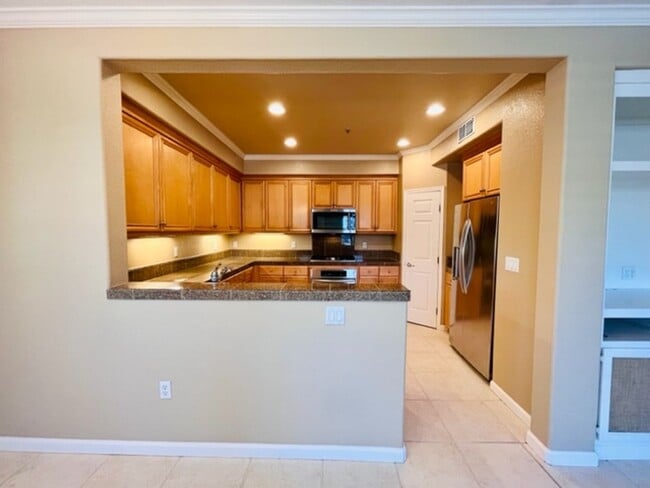 Building Photo - Beautiful 3BD/3BA, Two-Story Corner Unit C...