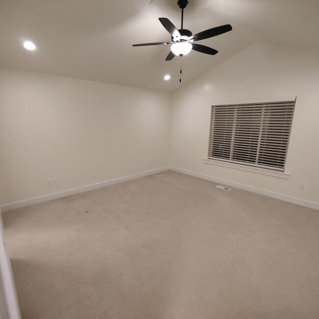 Building Photo - 682 E Benbrook Ln