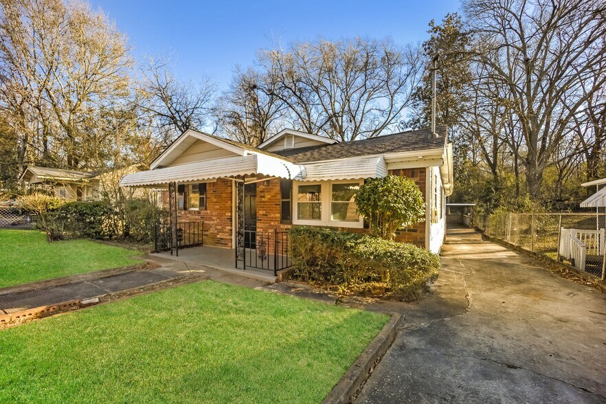 Building Photo - 206 E Crovat St