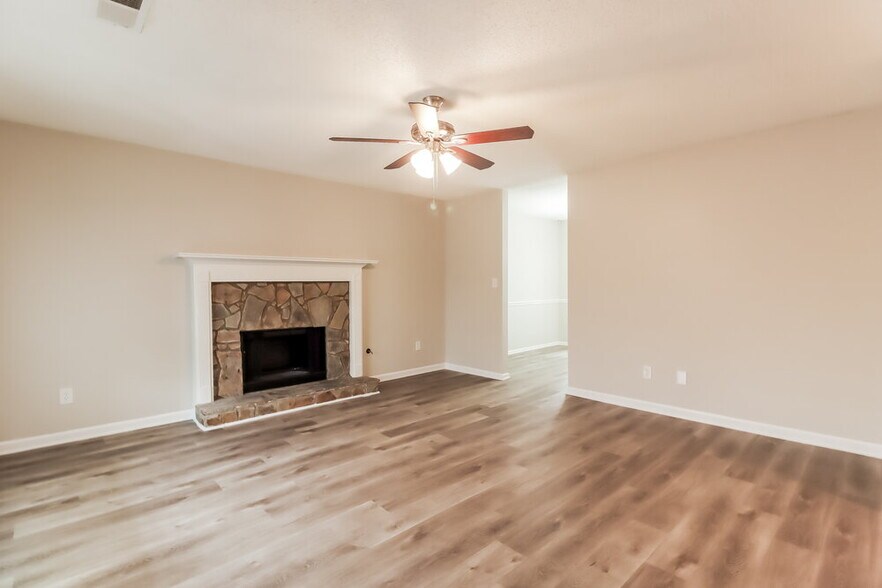 Building Photo - 1422 N Hampton Dr